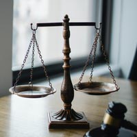 Photo en couleur d’une balance de la Justice et d'un marteau de juge posés sur un bureau - Pexels 5669602