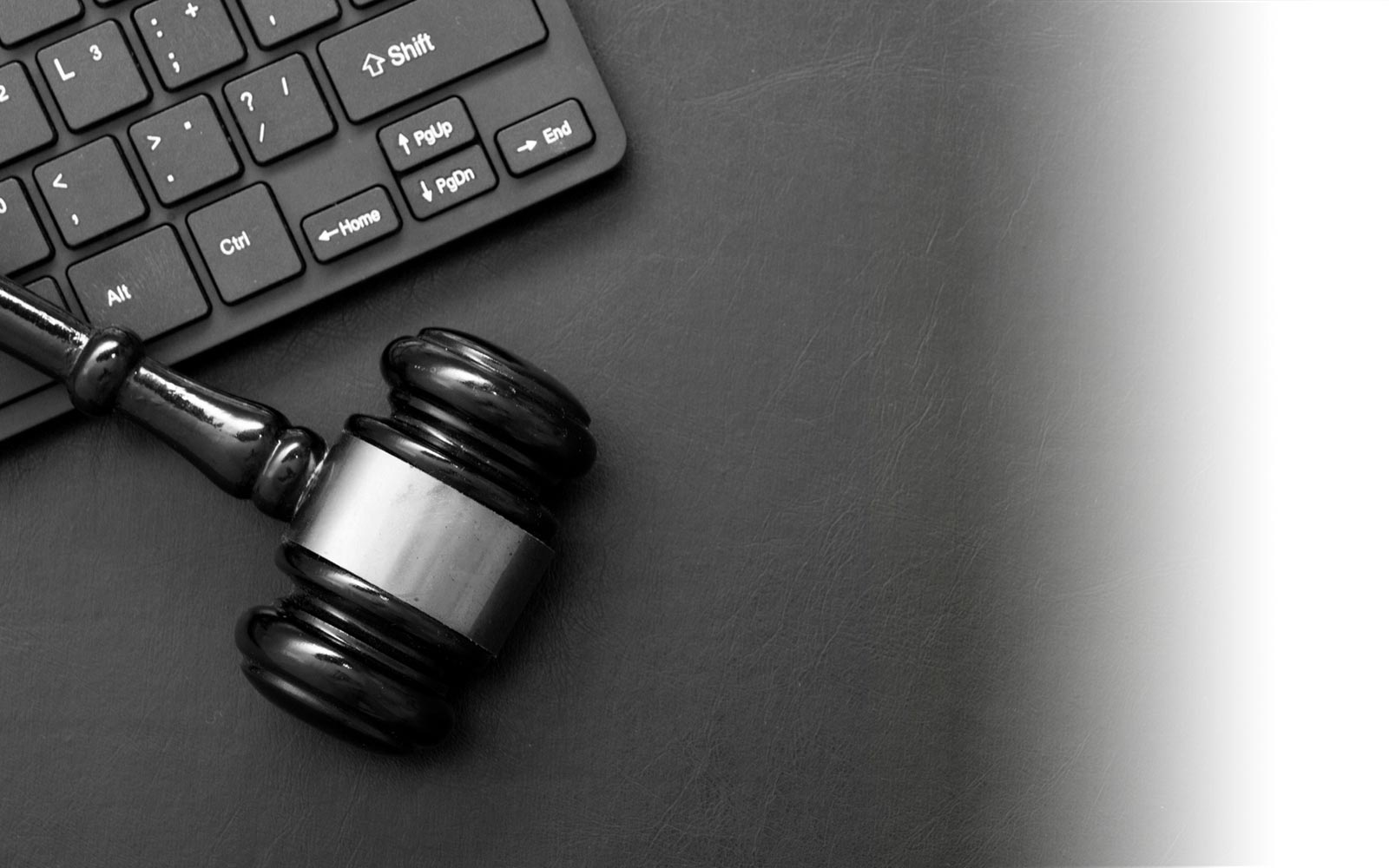 Photo d'un marteau de président posé sur un clavier d'ordinateur. Ceci est l’image des mentions légales du site professionnel du cabinet de Me Delphine Bracq. Avocate au Barreau de Lille, expertise en Droit de la Famille, Droit Civil Général et Droit du Travail